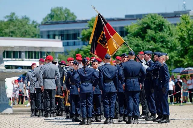 Das Feierliche Gelöbnis ist eine traditionelle Zeremonie gegen Ende der dreimonatigen Grundausbildung. | Foto: Uwe Anspach/dpa
