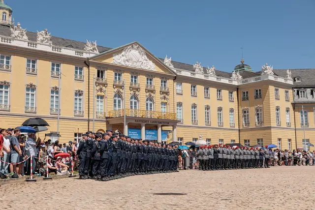 Bundeswehr: Feierliches Gelöbnis vor dem Karlsruher Schloss und dem Bundesverfassungsgericht | Foto: Paul Neeedham