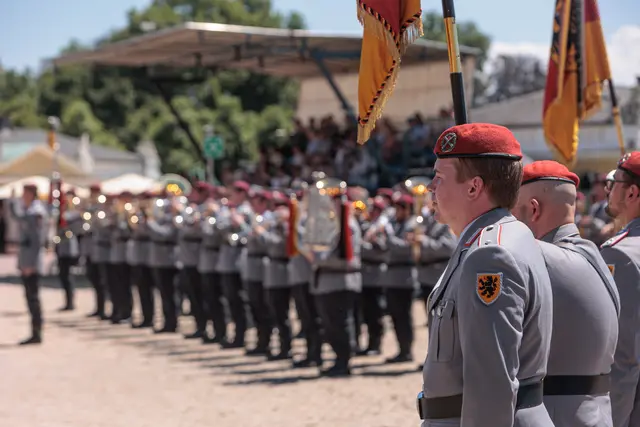 Bundeswehr: Feierliches Gelöbnis vor dem Karlsruher Schloss und dem Bundesverfassungsgericht | Foto: Paul Neeedham