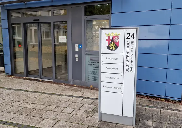 Nach der tödlichen Messerattacke auf einem öffentlichen Spielplatz in Linden hat die Staatsanwaltschaft Kaiserslautern weitere Details zu den Ermittlungen bekannt gegeben | Foto: Ralf Vester