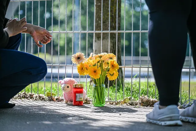 Die Polizei ermittelt wegen des toten Kindes.  | Foto: Jason Tschepljakow/dpa