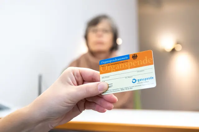 Den Organspendeausweis bekommt man kostenfrei in Arztpraxen und Apotheken.  | Foto: dpa