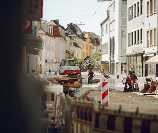 In der Königstraße laufen Bauarbeiten, trotzdem bleiben Läden und Aktionen für Besucherinnen und Besucher erreichbar  | Foto: www.powpau.de