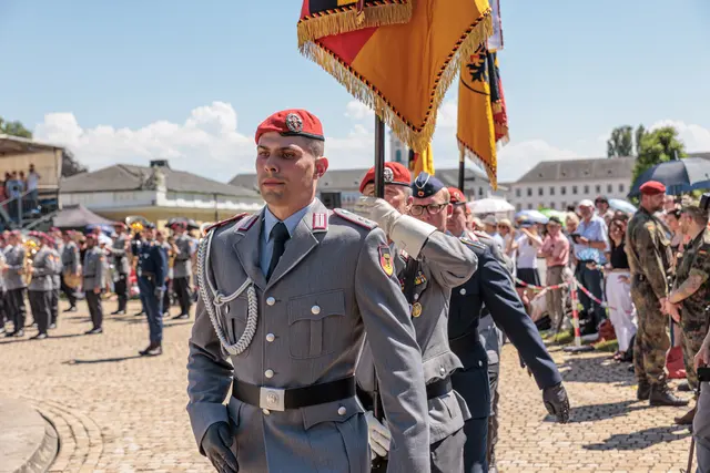 Bundeswehr: Feierliches Gelöbnis vor dem Karlsruher Schloss und dem Bundesverfassungsgericht | Foto: Paul Neeedham