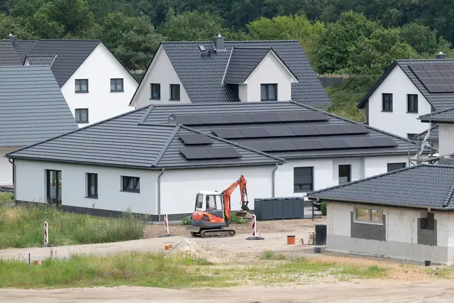 «Schlüsselfertig»-Angebote sollte man anhand der Bau- und Leistungsbeschreibung genau prüfen.  | Foto: dpa
