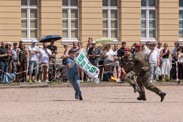 Während der Feierlichkeiten versammelten sich nach Angaben der Polizei rund 40 Demonstrierende im Bereich des Schlossplatzes | Foto: Paul Neeedham