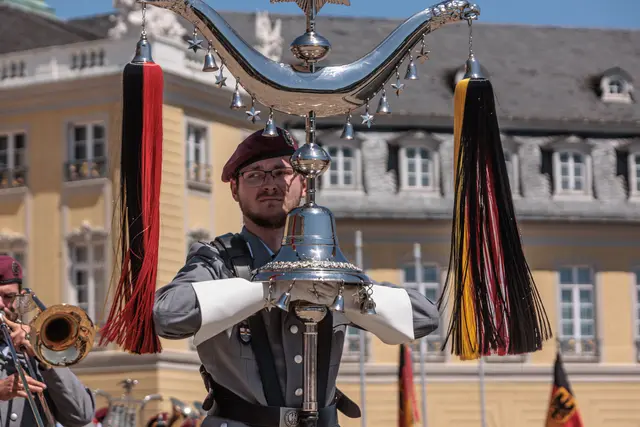 Bundeswehr: Feierliches Gelöbnis vor dem Karlsruher Schloss und dem Bundesverfassungsgericht | Foto: Paul Neeedham