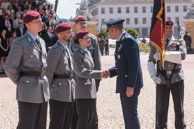 Bundeswehr: Feierliches Gelöbnis vor dem Karlsruher Schloss und dem Bundesverfassungsgericht | Foto: Paul Neeedham
