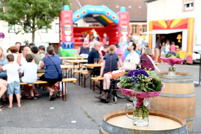 Die Kerwe Weyher verbindet Dorffest, Ausschank und Familienangebote auf dem Alten Schulhof | Foto: Richard Zinken/gratis