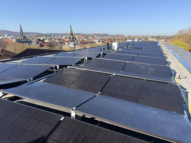 Die Anlage auf dem Dach umfasst 120 Solarmodule mit einer installierten Leistung von 54,6 kWp und erzeugt jährlich rund 50.000 kWh Strom | Foto: Kreisverwaltung Kaiserslautern/Reiner Voß