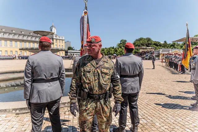 Bundeswehr: Feierliches Gelöbnis vor dem Karlsruher Schloss und dem Bundesverfassungsgericht | Foto: Paul Neeedham