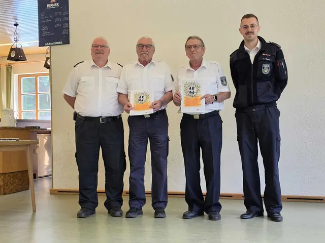 Mit dem Feuerwehrehrenzeichen des Landesfeuerwehrverbandes in Bronze wurden Rudolph Löbel und Karl-Ernst Kühn | Foto: Stefan Reichart