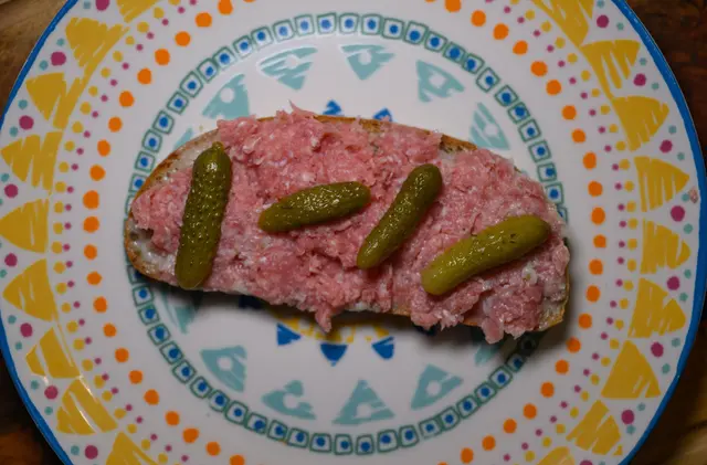 Bestimmte Zwiebelmettwurst-Produkte, die bei Aldi Süd verkauft wurden, können Durchfall-Bakterien enthalten. Der Hersteller Willms Fleisch hat sie am Donnerstag zurückgerufen und vor dem Verzehr gewarnt. (Symbolbild) | Foto: Robert Michael/dpa