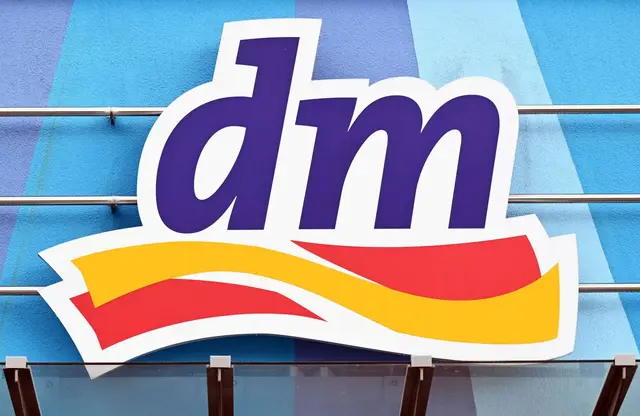 Der Drogeriemarkt dm ruft einen Esslernlöffel zurück. (Illustration)  | Foto: Uli Deck/dpa