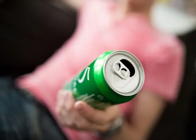 Der regelmäßige Griff zum Bier? Wer an einer Alkoholabhängigkeit leidet, benötigt in der Regel Hilfe.  | Foto: dpa