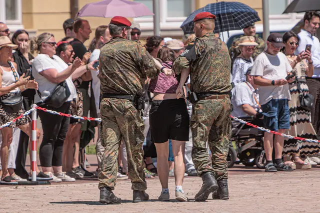 Während der Feierlichkeiten versammelten sich nach Angaben der Polizei rund 40 Demonstrierende im Bereich des Schlossplatzes | Foto: Paul Neeedham