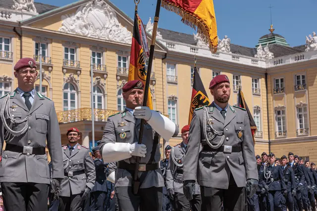 Bundeswehr: Feierliches Gelöbnis vor dem Karlsruher Schloss und dem Bundesverfassungsgericht | Foto: Paul Neeedham
