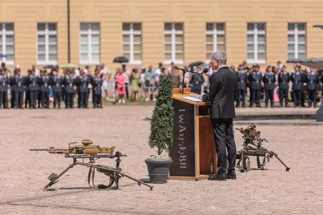 Bundeswehr: Feierliches Gelöbnis vor dem Karlsruher Schloss und dem Bundesverfassungsgericht | Foto: Paul Neeedham