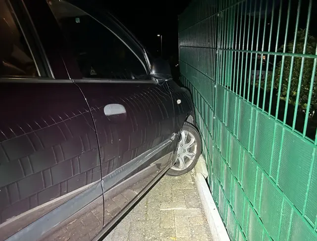 Eine 43 Jahre alte Autofahrerin hat in Annweiler erst ein geparktes Auto und dann einen Zaun beschädigt. Die Polizei stellte bei der Unfallaufnahme 1,9 Promille fest und sicherte den Führerschein der Frau. | Foto: Polizeidirektion Landau