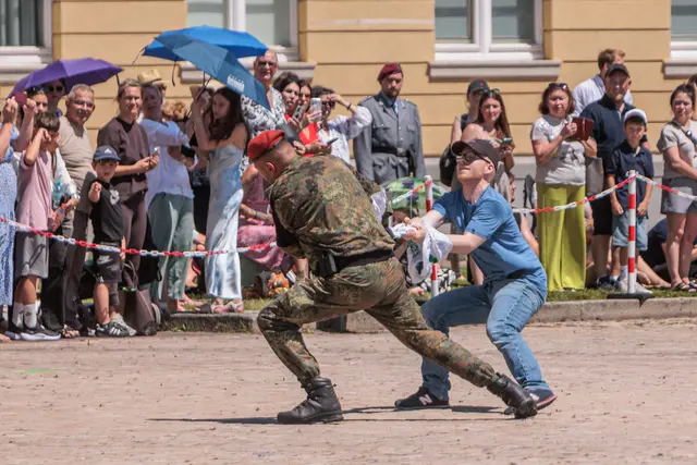 Während der Feierlichkeiten versammelten sich nach Angaben der Polizei rund 40 Demonstrierende im Bereich des Schlossplatzes | Foto: Paul Neeedham
