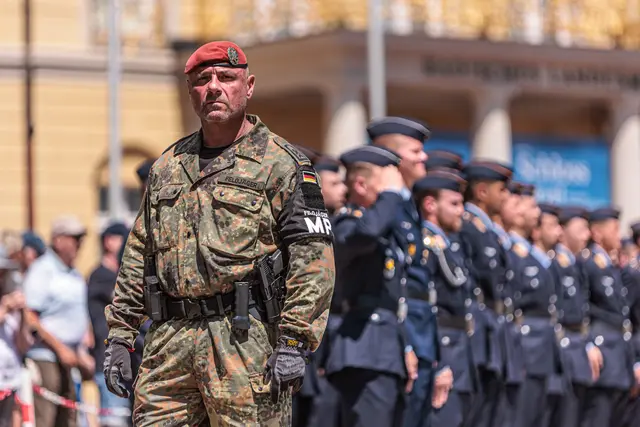 Bundeswehr: Feierliches Gelöbnis vor dem Karlsruher Schloss und dem Bundesverfassungsgericht | Foto: Paul Neeedham