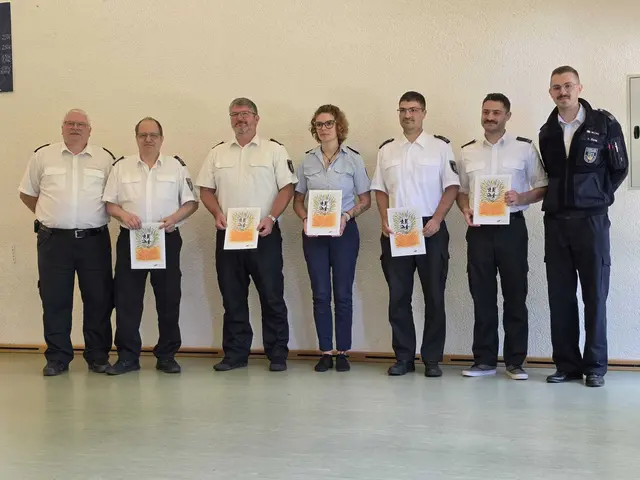 Das Feuerwehrehrenzeichen in Silber erhielten Lena Klinik, Kevin Zimmer, Michael Stemmler, Marcel Groß und Wolfgang Zander für ihre langjährigen und herausragenden Verdienste um das Feuerwehrwesen. | Foto: Stefan Reichart