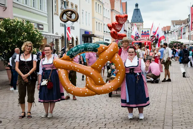 Brezelfest Speyer 2026: Wenn die Damen und Herren vom Dirndl-Lederhosen-Komitee in einem kleinen Eröffnungs-Umzug vom Altpörtel zum Festplatz ziehen, dann beginnt kurz darauf das Brezelfest | Foto: Cornelia Bauer