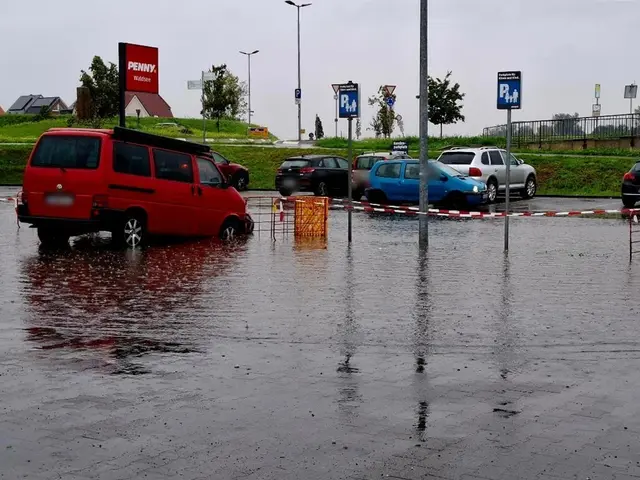 Hochwasser auf dem Parkplatz eines Supermarkts in Waldsee im Herbst 2025. Das Kanalsystem kam an seine Grenzen.  | Foto: Brigitte Melder