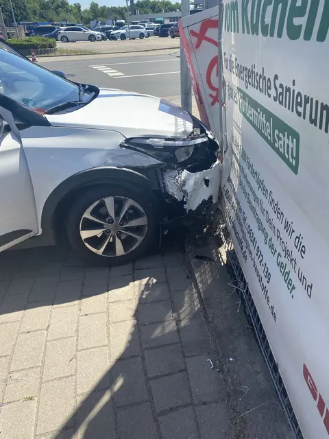 Unfall Landau: Ein 88-jähriger Autofahrer hat nach Polizeiangaben die Vorfahrt missachtet und einen Unfall verursacht | Foto: Polizein Landau