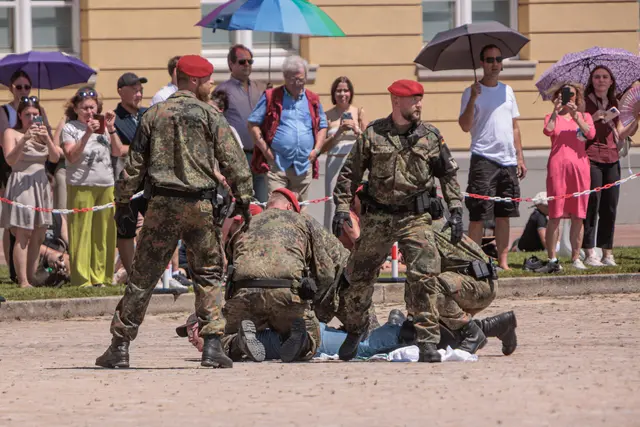 Während der Feierlichkeiten versammelten sich nach Angaben der Polizei rund 40 Demonstrierende im Bereich des Schlossplatzes | Foto: Paul Neeedham