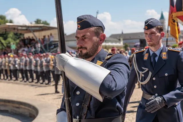Bundeswehr: Feierliches Gelöbnis vor dem Karlsruher Schloss und dem Bundesverfassungsgericht | Foto: Paul Neeedham