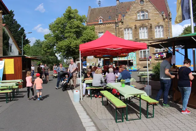 Der Dorfplatz bildet mit Ausschankstellen, Karussell, Kerwebaum und mehr traditionell den Mittelpunkt der Königsbacher Kerwe.  | Foto: Eva Bender