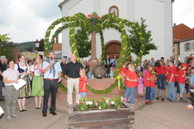 Die Alsterweiler Brunnenkerwe lädt zu geselligen Stunden im Herzen des Ortsteils ein. | Foto: Touristinformation Maikammer