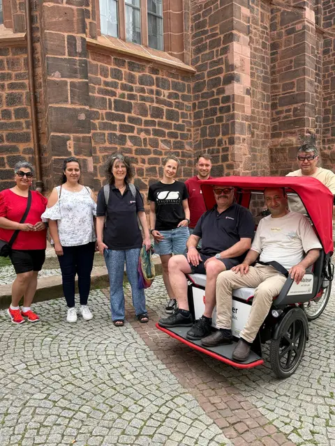 Die ehrenamtlichen Fahrerinnen und Fahrer des Rikscha-Fahrdienstes der Malteser sind bereit für die Sommersaison. Fahrgäste sind herzlich willkommen. | Foto: Malteser Westpfalz