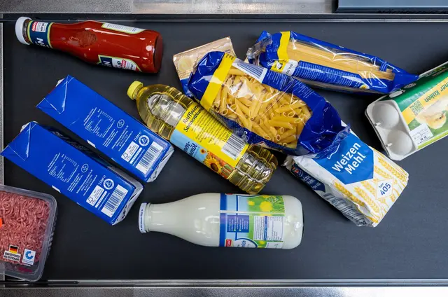 Wer zahlt, wenn’s scheppert? Fällt was runter vor dem Bezahlen, kommt es darauf an, ob man es vorsätzlich oder fahrlässig kaputt gemacht hat. | Foto: dpa