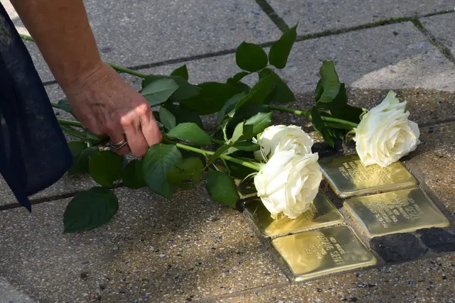 In Landau werden neue Stolpersteine ins Pflaster eingelassen und erinnern im Alltag an Opfer des Nationalsozialismus | Foto: Stadt Landau