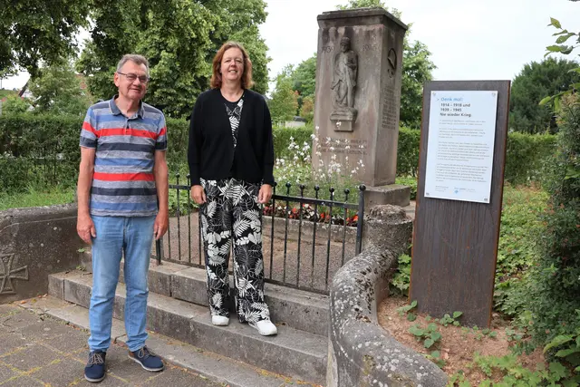 Am Kriegerdenkmal im Ortskern von Mörlheim erklärt eine neue Tafel die Geschichte und heutige Bedeutung des Ortes. Harald Kirschthaler und Ortsvorsteherin Sandra Michler haben sich dafür engagiert. | Foto: Stadt Landau