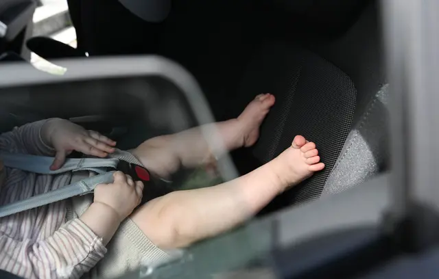 Nein, Fenster einen Spalt weit öffnen reicht nicht: Hitze kann für kleine Kinder im Auto lebensgefährlich sein. (zu dpa: «Hitzefalle Auto: So helfen Sie eingeschlossenen Kindern») | Foto: dpa