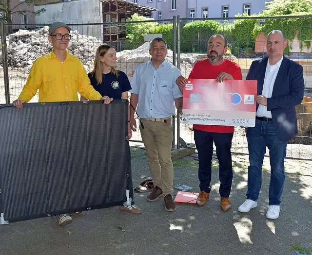 Im Kinder- und Jugendhaus stehen Besucherinnen und Besucher bei einem Tag der offenen Tür und informieren sich über Angebote und den geplanten Neubau. | Foto:  Stadt Karlsruhe, Georg Hertweck