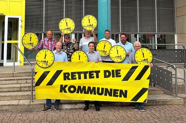 Bürgermeister Christian Burkhart (Mitte) und die Ortsbürgermeister der Verbandsgemeinde Annweiler machen mit der Aktion „Rettet die Kommunen“ auf die angespannte Finanzlage der Städte und Gemeinden aufmerksam. | Foto: Verbandsgemeinde Annweiler