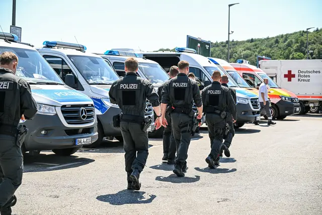 Die Polizei ist im Einsatz. | Foto: Jason Tschepljakow/dpa