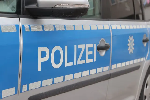 Der 42-Jährige und seine Beifahrerin wurden leicht verletzt, der 61-Jährige erlitt schwere Verletzungen. (Symbolbild) | Foto: Bodo Schackow/dpa