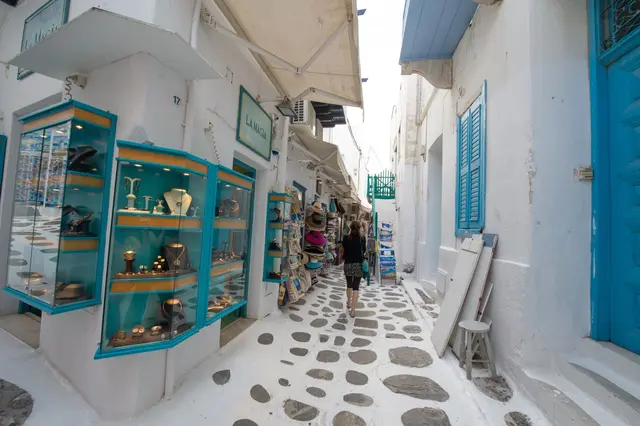 Geschäfte in der Altstadt von Mykonos: Um die 20 Prozent mehr für sein Geld bekommt man noch in Griechenland. | Foto: dpa