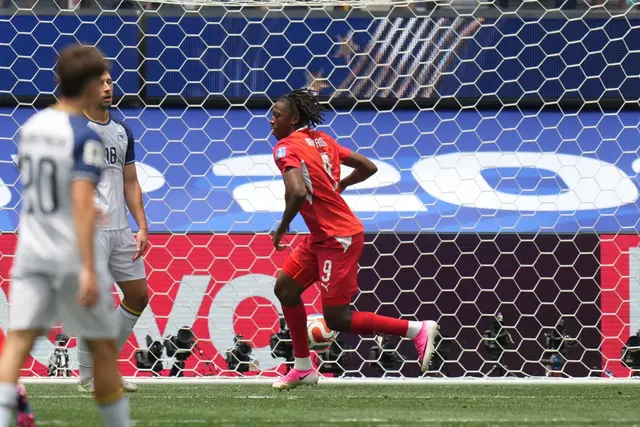 Manzambi erlöste die Schweiz mit dem 1:0 und traf dann auch noch zum 3:0. | Foto: Andre Penner/AP/dpa