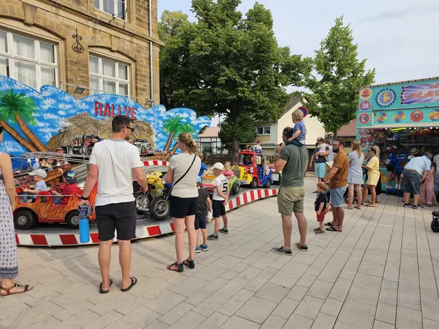 Die Fahrgeschäfte auf der Königsbacher Kerwe sind ein beliebter Treffpunkt für Familien. | Foto: Eva Bender