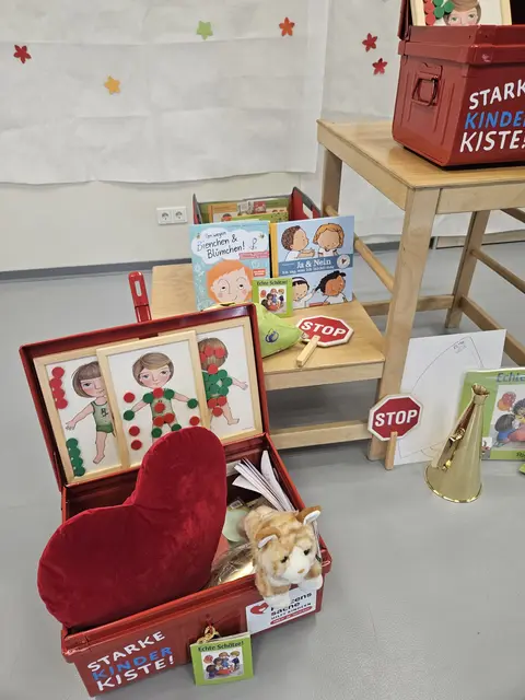 Die "Starke Kinder Kiste" enthält vielfältige Materialien für eine nachhaltige Präventionsarbeit | Foto: Stadt Kaiserslautern