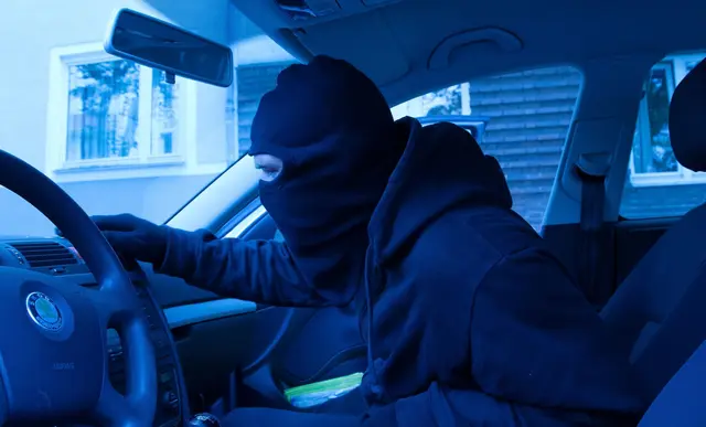 Profi am Werk: So deutlich dürfte man es in der Regel nicht mitbekommen, wenn jemand ein Auto klaut. Doch Ehrlichkeit wird auch vom geschädigten Besitzer erwartet. | Foto: dpa