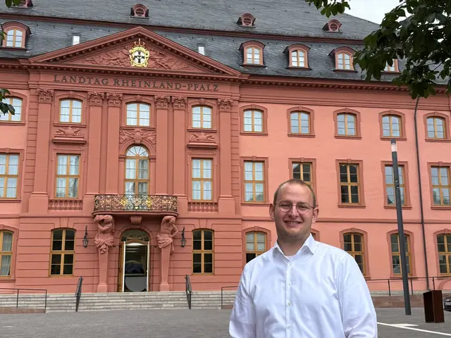Der rheinland-pfälzische Landtag ist der neue Arbeitsplatz von Joshua Schmitt.  | Foto: Christian Schultz/dpa