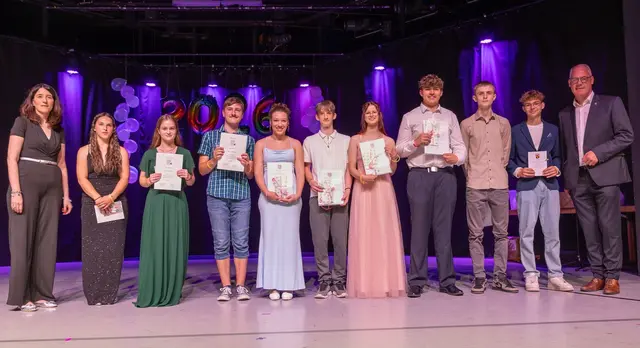 Abschlussfeier der Realschule plus Am Reichswald im CCR: Bühne, Musik und Zeugnisse standen im Mittelpunkt. | Foto: Verbandsgemeinde Ramstein-Miesenbach