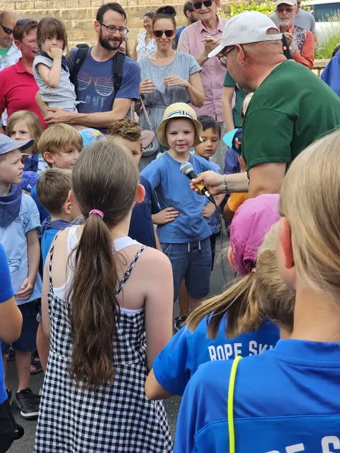 Bunt und lebendig: Die Kindergarten-Kinder beteiligen sich am Kerweumzug. | Foto: Eva Bender